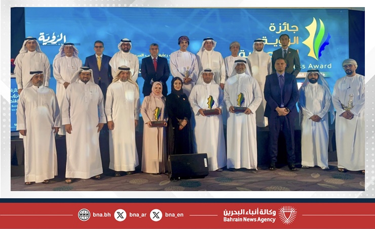 سفير مملكة البحرين في مسقط يشارك في حفل تكريم مملكة البحرين كضيف شرف بجائزة الرؤية الاقتصادية